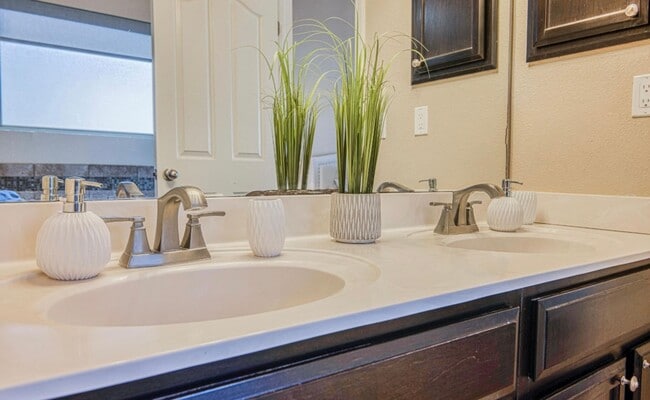 Building Photo - Westside area for Short or Long Term Rental (Completely Furnished) Beautiful 3 bed/2.5 baths plus...