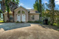 Building Photo - NE Tallahassee Townhome with Community Pool