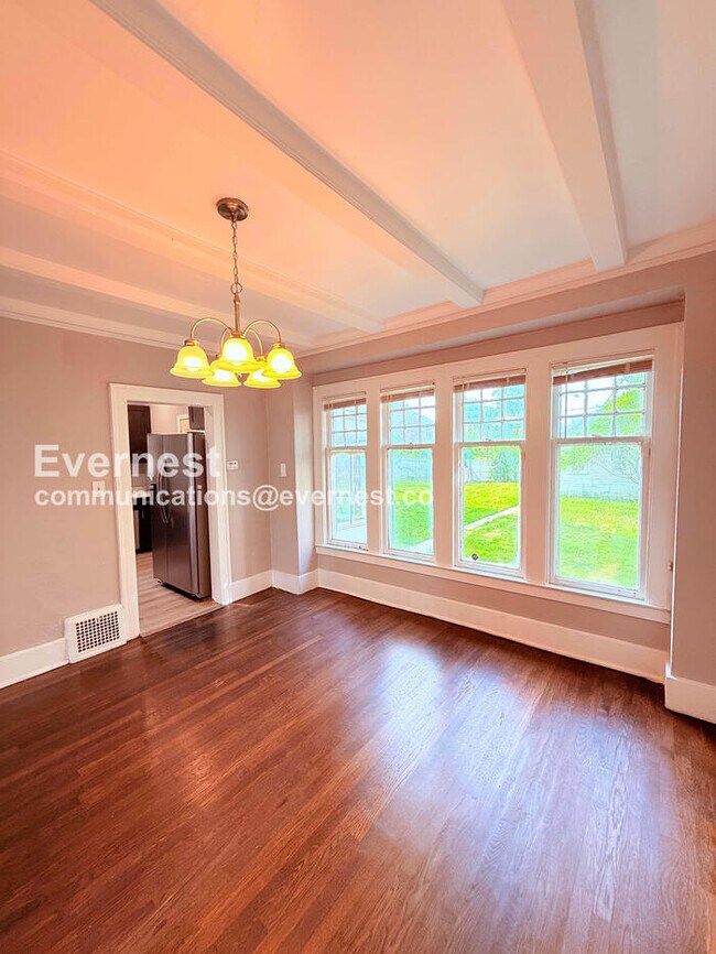 Building Photo - 3 Bed, 1 Bath Home with Fenced Yard / Vouchers Accepted / Available Now!