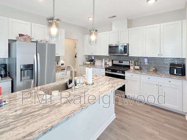 Building Photo - 779 Creekway Dr