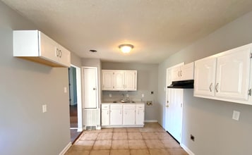 Building Photo - 896 Leacrest Ave