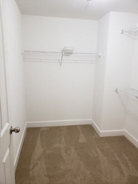 Building Photo - 8201 Lenox Creekside Dr