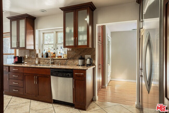 Building Photo - 19439 Oxnard St