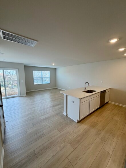 Building Photo - 401 Mopar Ln