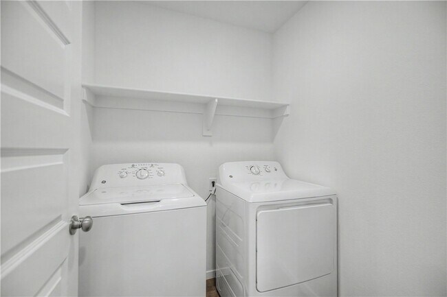 Building Photo - 406 W Cloud Dr