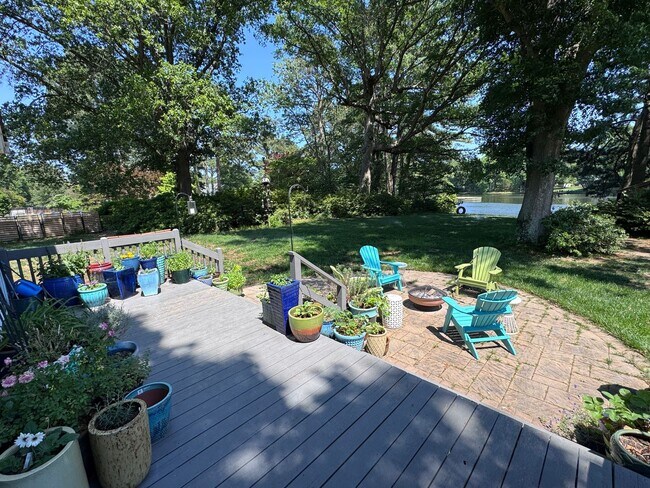 Building Photo - Lakefront Great Neck Home! 4/2.5 brick ranch in lovely Southern Point
