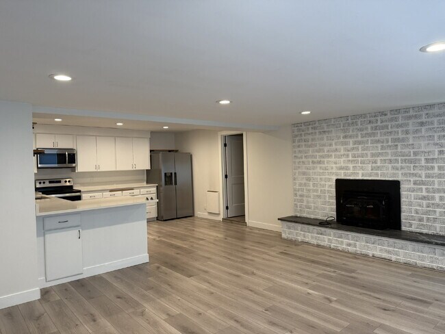 Building Photo - Spacious 3 Bedroom Unit - READY FOR MOVE IN!
