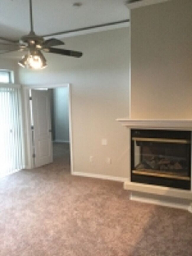 Building Photo - Great 2 bedroom condo on 2nd story!