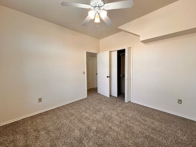 Building Photo - Spacious 4 Bed in Deer Creek