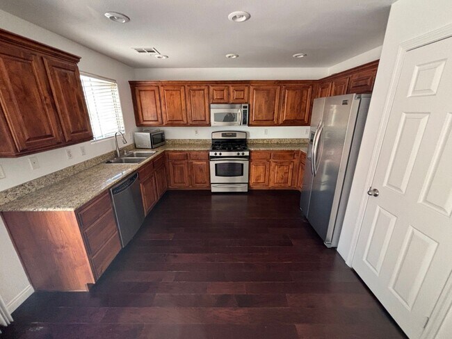 Building Photo - Charming 3-Bedroom Home with Modern Comfor...
