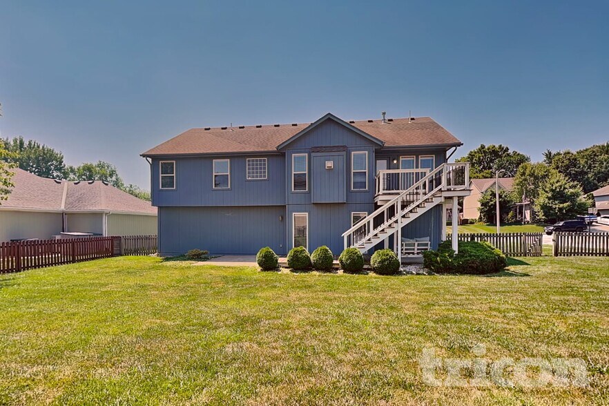 Building Photo - 2116 SW Chase Dr