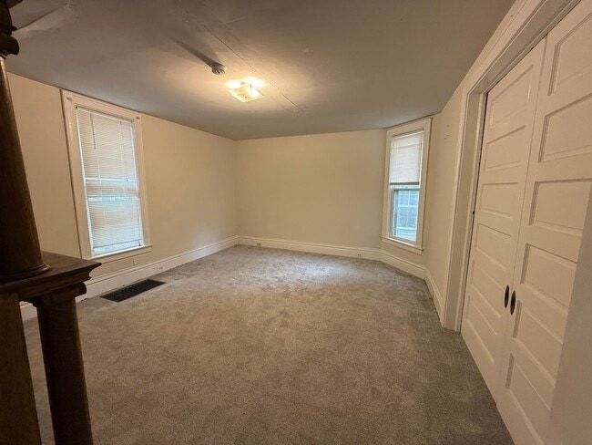 Building Photo - 416–1 E. Maxwell – Walk to Campus, Live in...