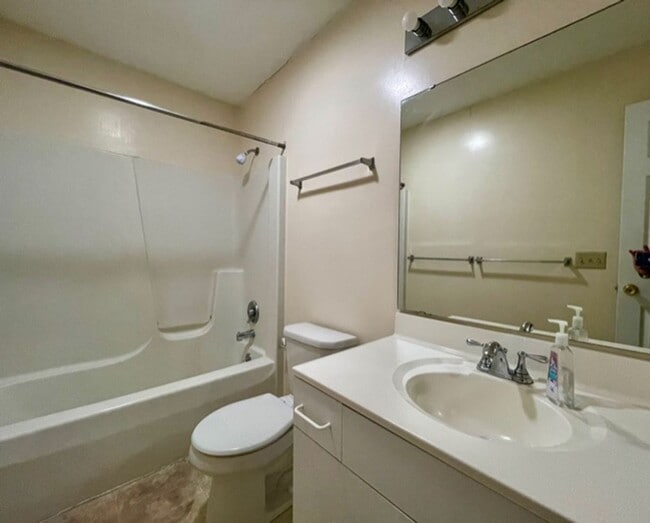 Building Photo - LEXINGTON SCHOOLS!  2 Bedroom, 1 1/2 Bath Duplex Available!