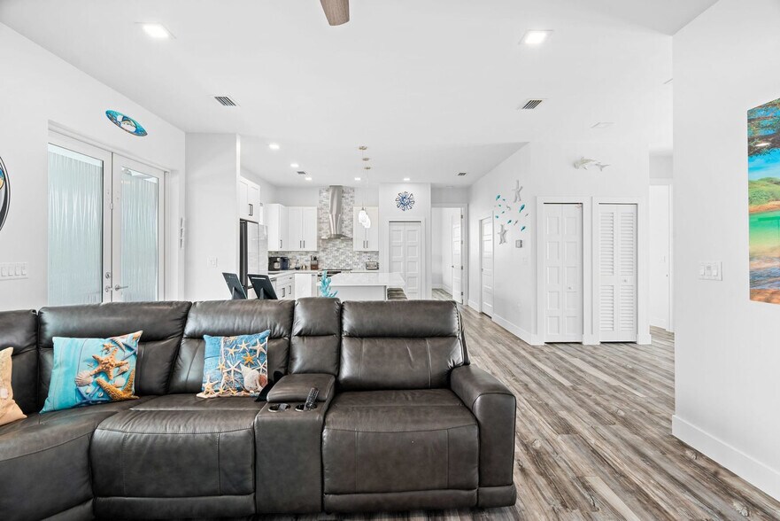 Building Photo - 83 Pescayo Ave