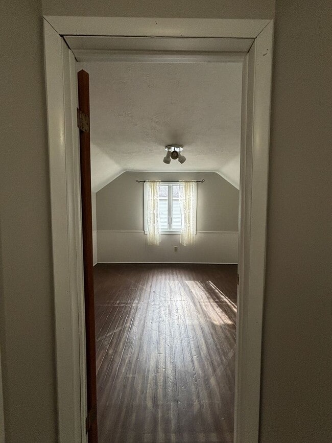 Building Photo - Spacious Home in Gaylord