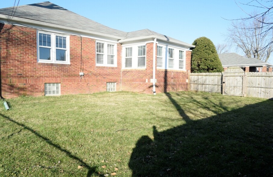 Building Photo - 5337 E 11th St