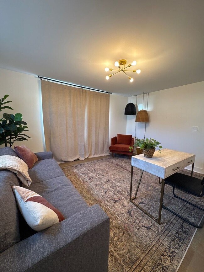 Building Photo - Fully Furnished 5 Bed, 3.5 Bath Located In East Nashville's McFerrin Park Neighborhood w/ Flexibl...