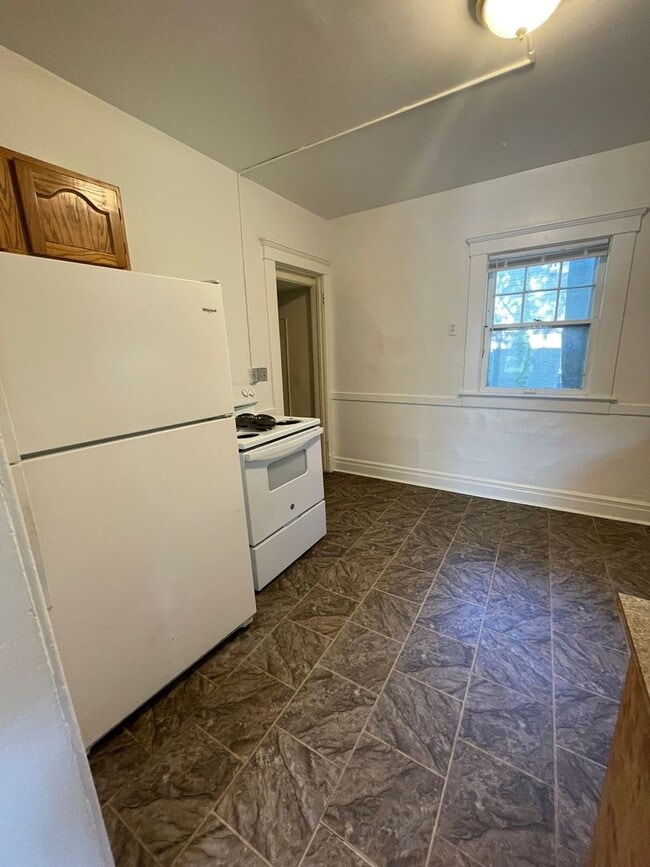 Building Photo - Spacious Home Near U-M | Large Bedrooms, Porches & In-Unit Laundry