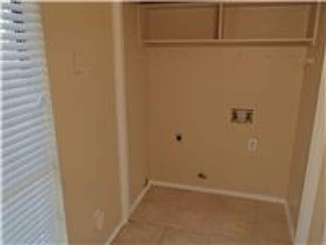 Building Photo - 1033