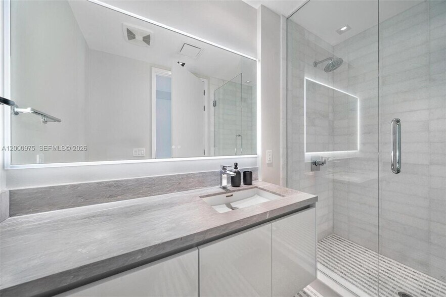 Building Photo - 700 NE 26th Terrace