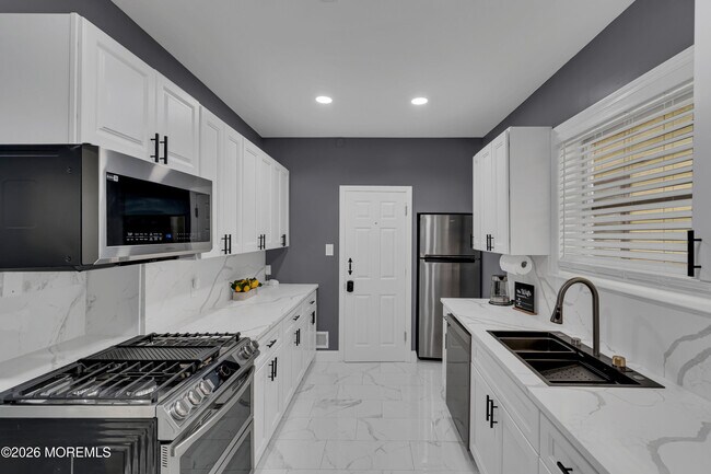 Building Photo - 11 E 43rd St