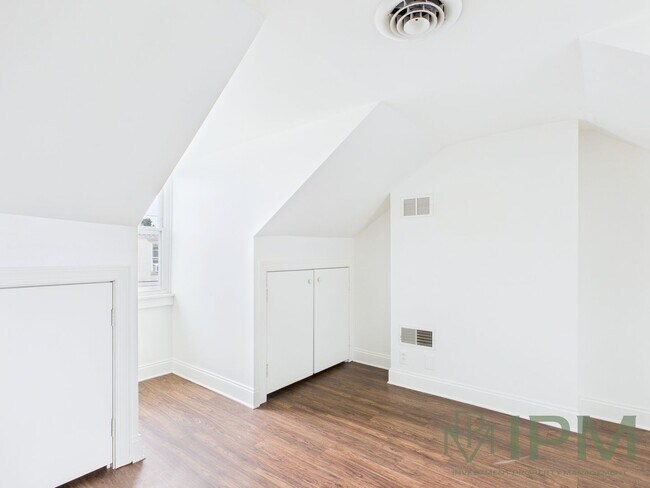 Building Photo - Available Now! Charming 3 Bedroom, 1.5 Bat...