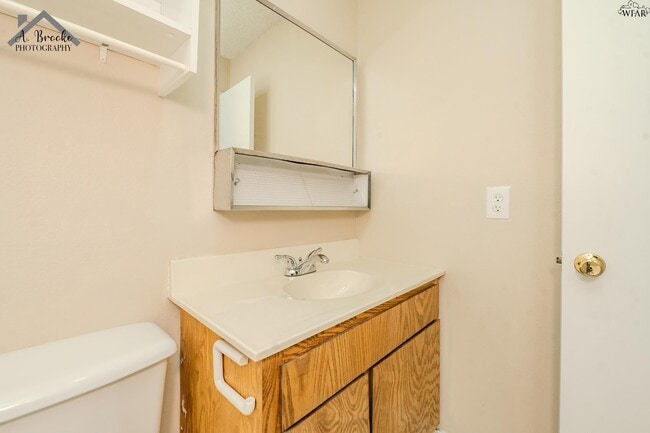 Building Photo - 1215 N Pacific Ave