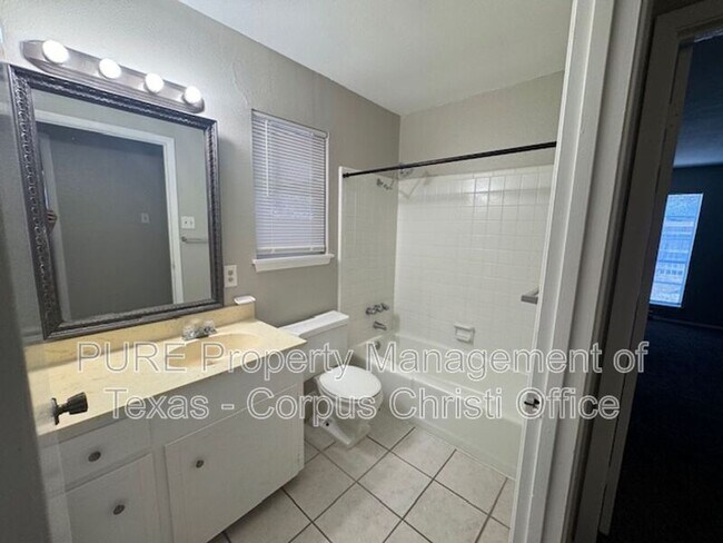 Building Photo - 4622 Newbury Ln