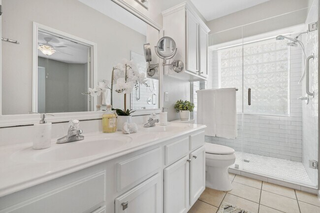 Building Photo - 6607 Lake Woodlands Dr