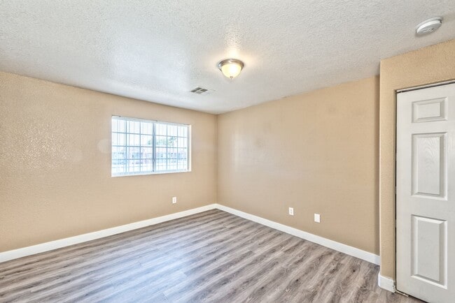 Building Photo - 4730 E Craig Rd