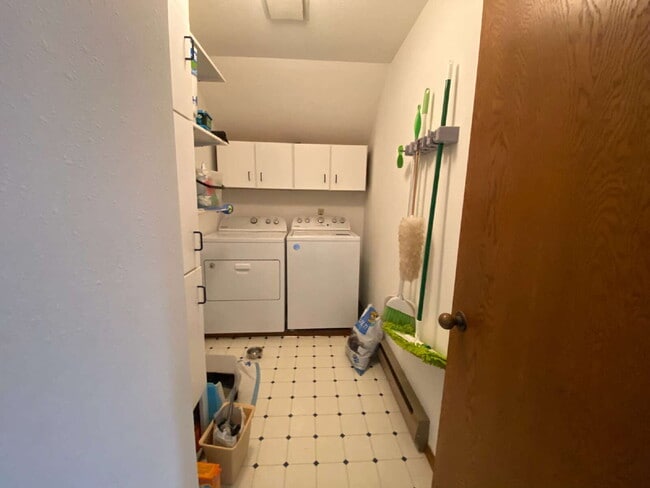 Building Photo - Breathtaking 2-Bed Condo Retreat with Spac...