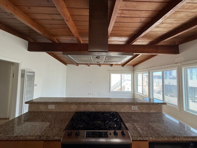 Building Photo - 210 Seaview St