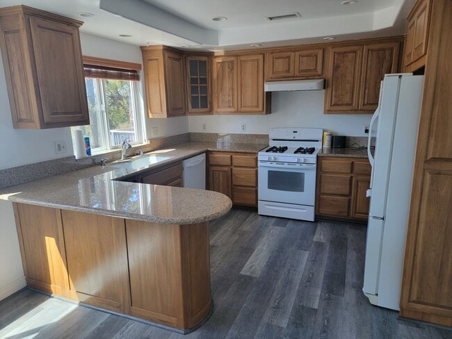 Building Photo - One Bedroom Apartment