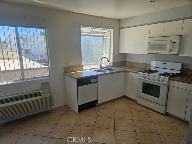 Building Photo - 14159 Gilmore St