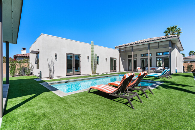 Building Photo - 57887 Salida del Sol