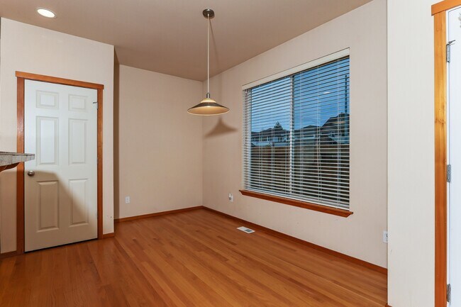 Building Photo - Stunning Bothell 5-Bedroom with flexible bonus room