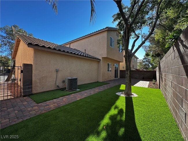 Building Photo - 2649 Heathrow St