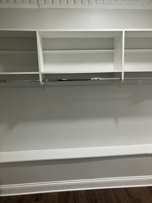 Building Photo - Lower Level Apartment in Beautiful Brentwo...