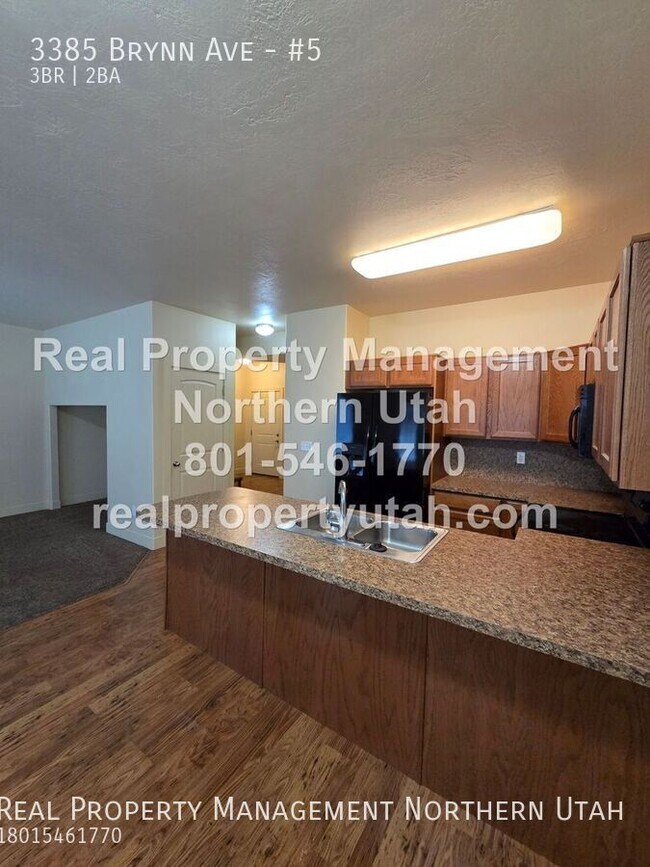 Building Photo - 3385 S Brynn Ave