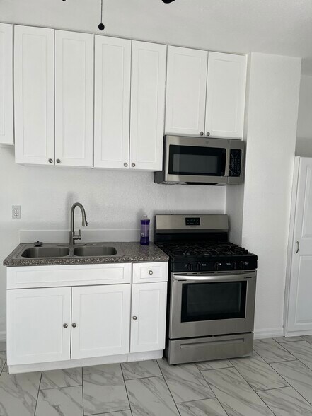 Building Photo - 618 W 9th St