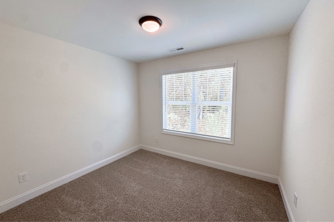 Building Photo - MOVE IN READY -3 Bed, 2.5 Bath 1 car garag...