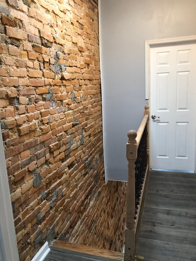 Building Photo - 405 S Vincent St