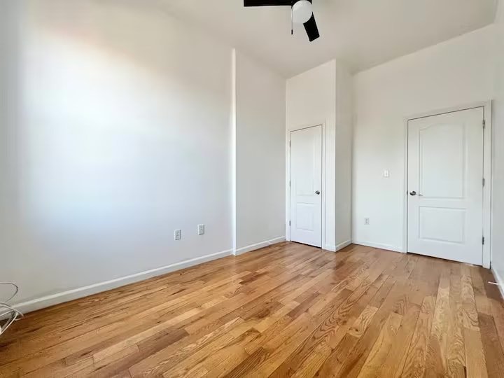 Building Photo - Furnished room/NOT APARTMENT