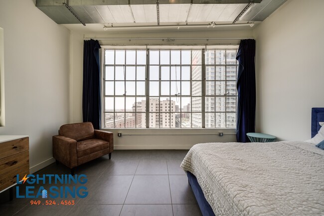 Building Photo - 939 S Broadway-1008