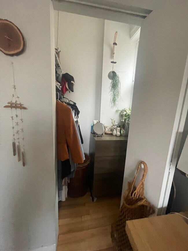 Building Photo - 3915 N Southport Ave