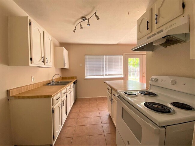 Building Photo - 615 Stonewall Dr