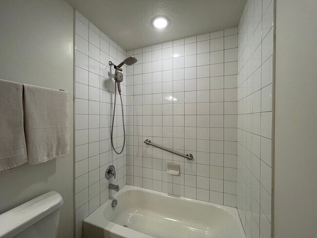 Building Photo - Remodeled 2 Bedroom 2 Bathroom Condo Near BYU