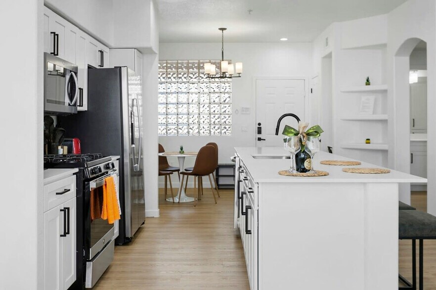 Building Photo - 9450 W Cabela Dr