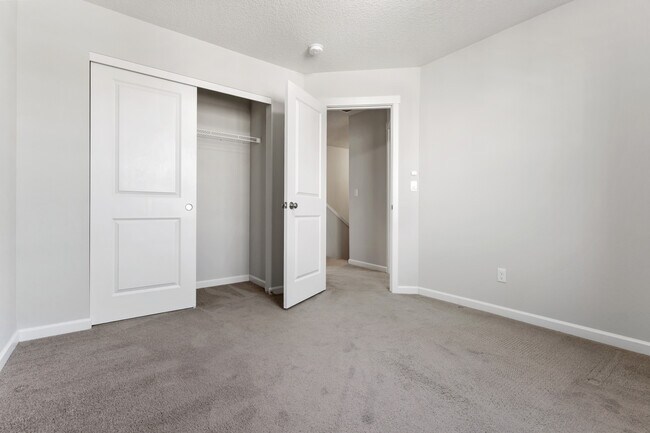 Building Photo - 7447 SE Chinquapin Dr