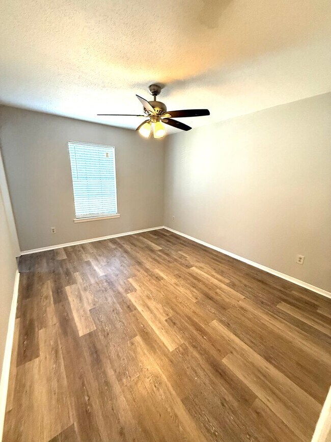 Building Photo - ** 3 bed 2.5 bath townhouse located by ACA...